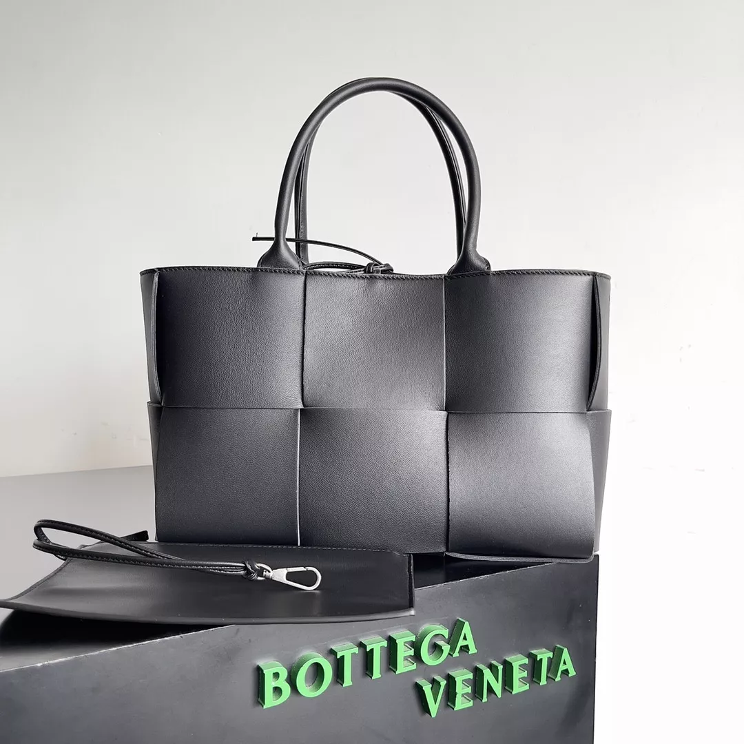 BOTTEGA VENETA Small Arco Tote Bag 0113